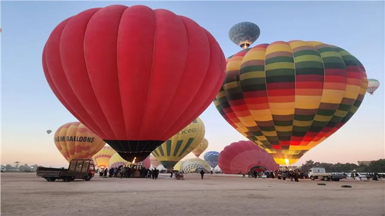 طقس الأقصر السيئ يطيح بـ 140 رحلة بالون سياحي من جدول التشغيل